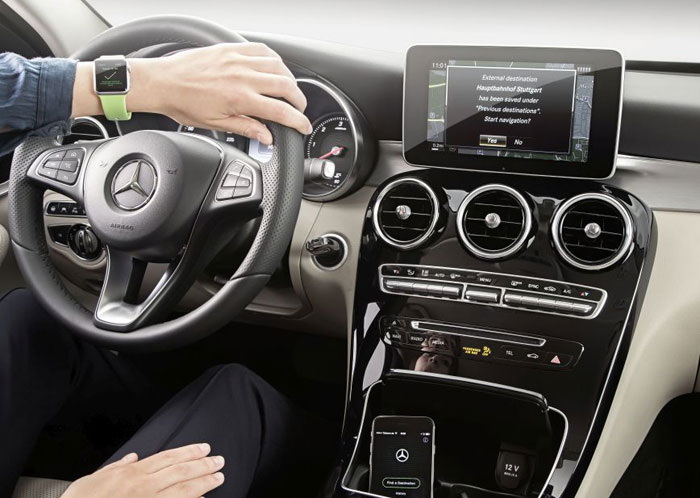 mercedes-apple-watch-700